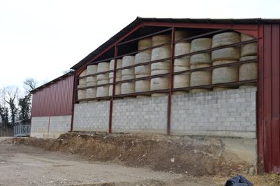 Bâtiment de stockage de foin.